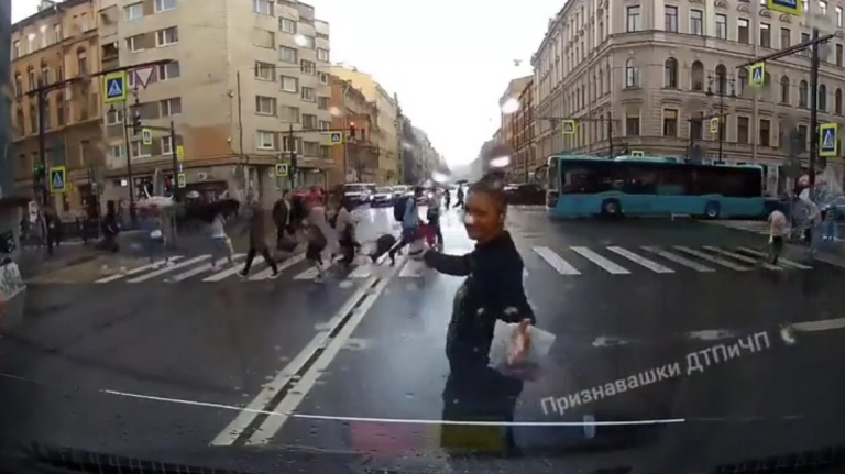 Unexpected Reward: Driver Receives Unusual Gratitude from Pedestrian for Courtesy at Zebra Crossing