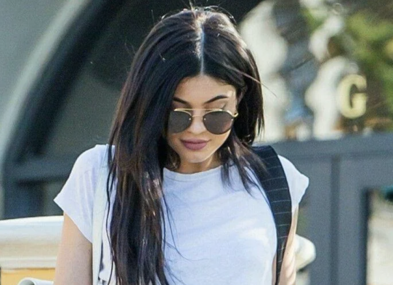 A Flat Stomach Like Kylie Jenner: Exercise, Diet, or Cosmetic Surgery?