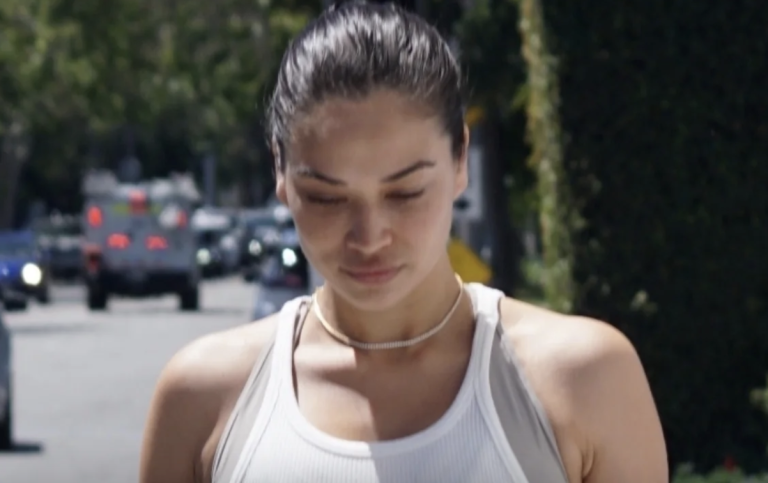 Shanina Shaik Does 100 Sit-Ups Every Day